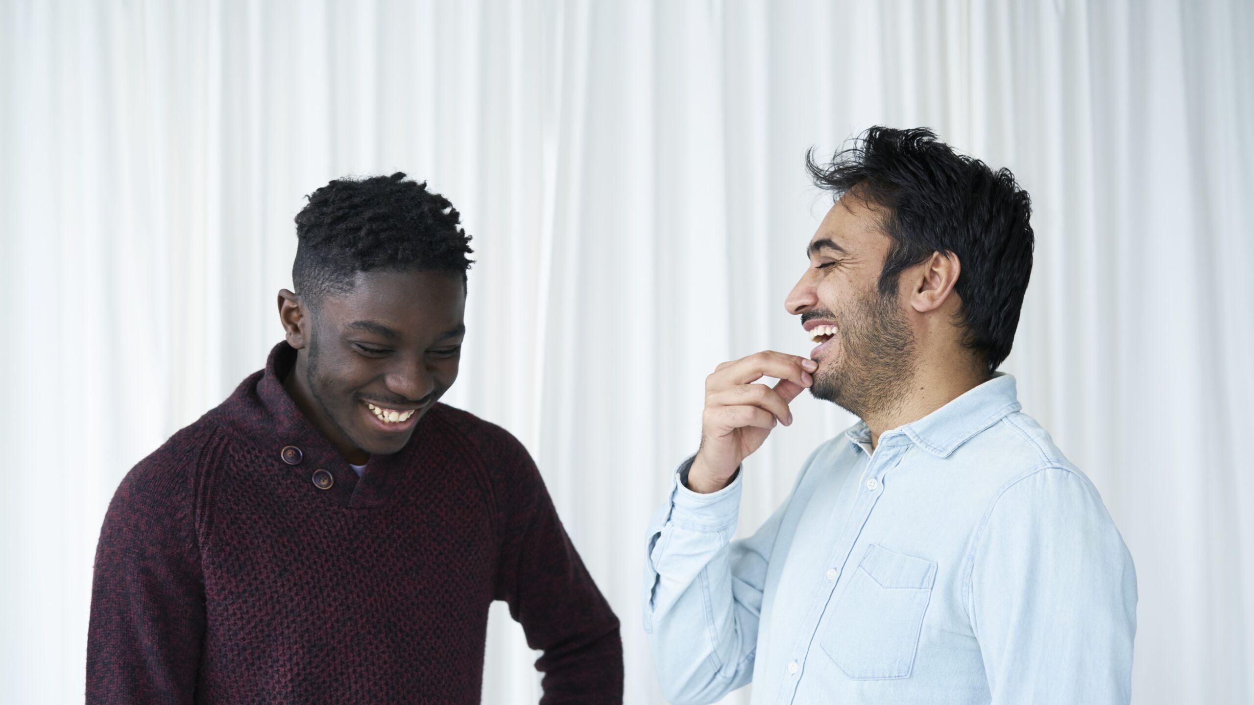 Kaksi nauravaa miestä.