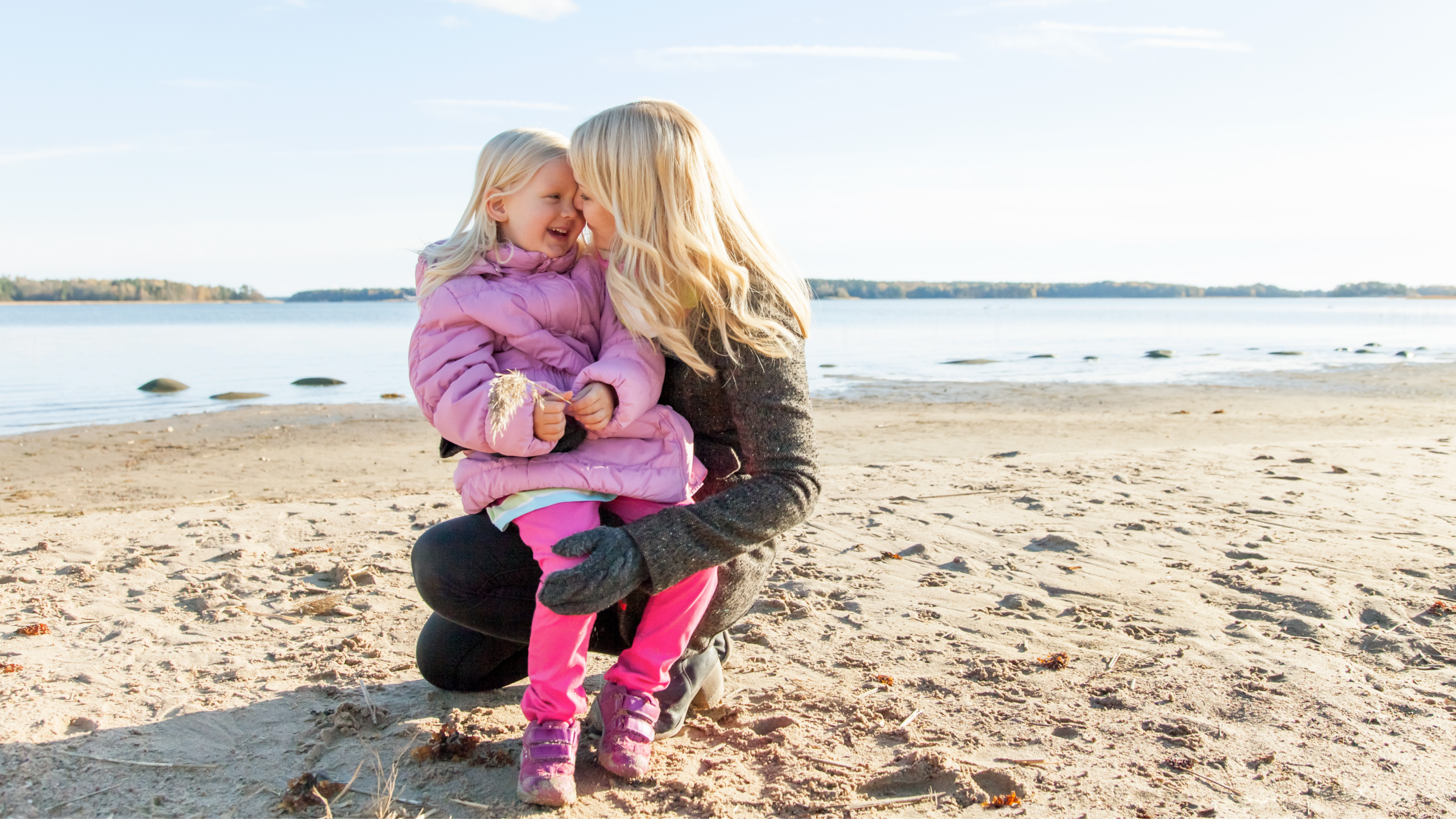 Lapsi ja nainen rannalla.