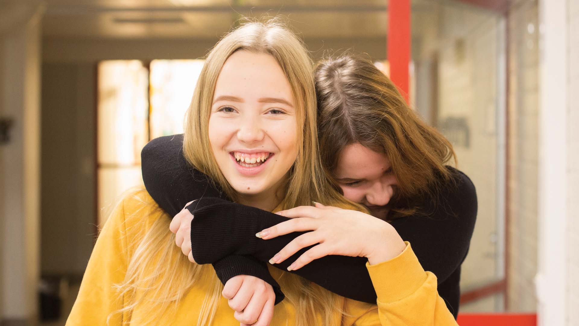 hymy Kaksi nuorta